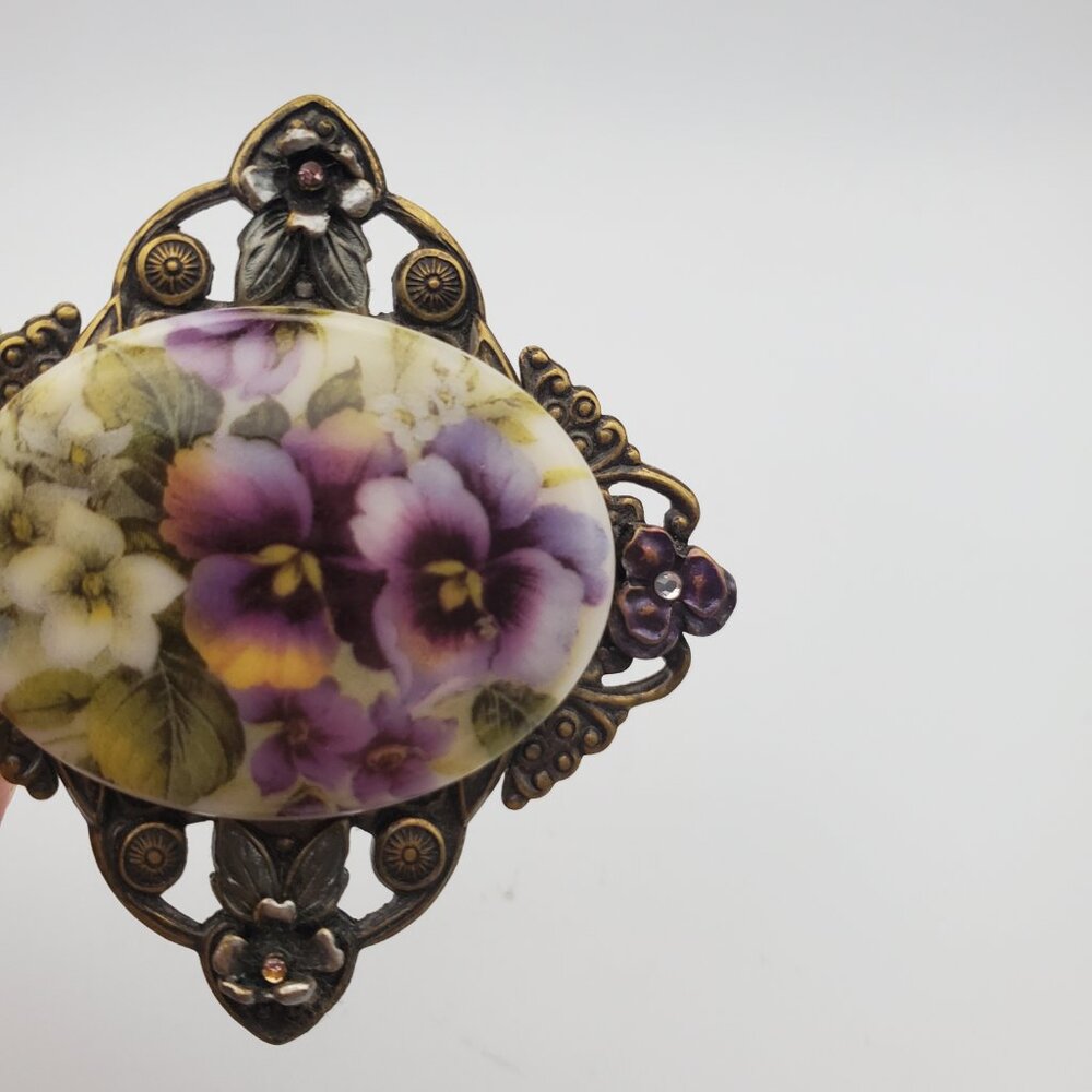 Vintage SWEET ROMANCE U.S.A. Glass Floral Cameo Pin Brooch Rustic Ornate Bezel - Picture 4 of 5